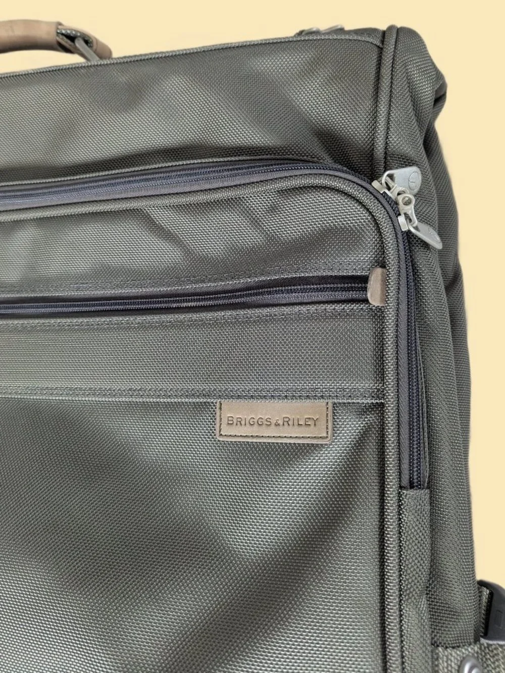 Briggs & Riley Baseline Nylon Garment Carrier w shoulder strap & combo lock